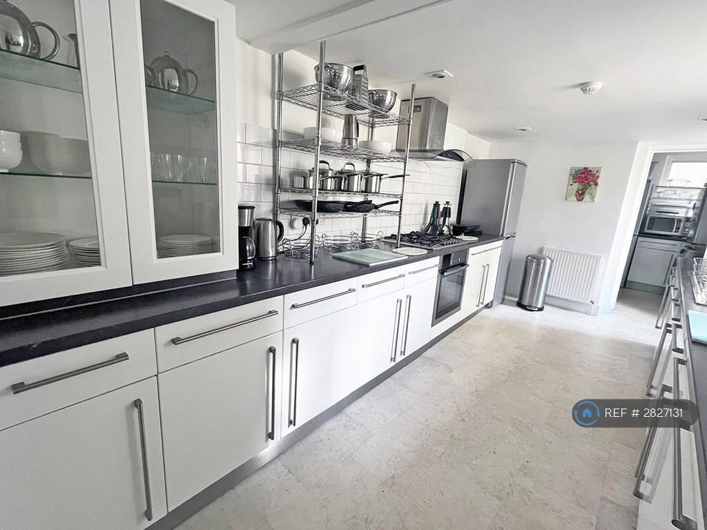Fully Fitted And Equipped - Kitchenware Provided