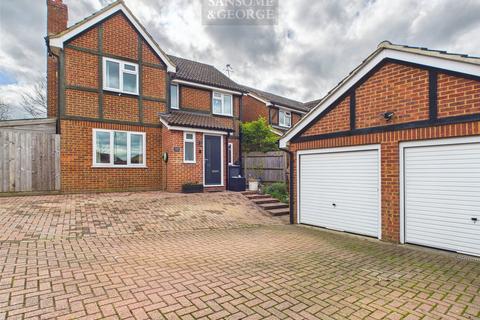 4 bedroom detached house for sale - Warblington Close, Tadley, Hants, RG26