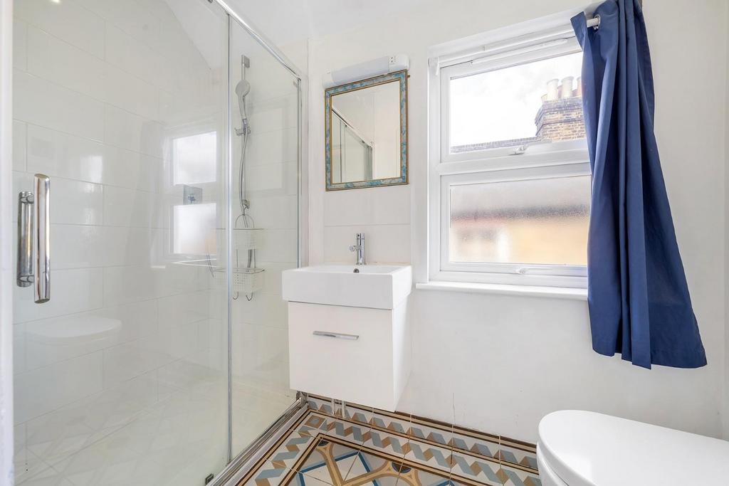 Bedroom 2 Ensuite.JPG