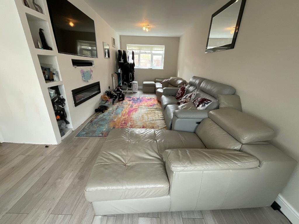 LIVING ROOM 23'1 x 11'9