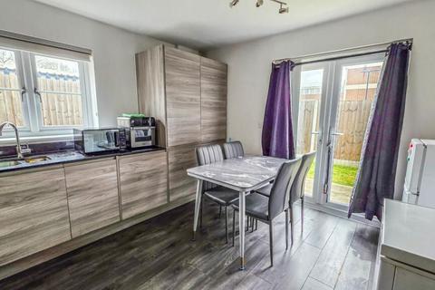 2 bedroom flat to rent - Oaklands Avenue, Romford