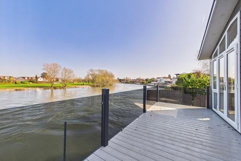 2 bedroom chalet for sale - Chertsey Lane, Staines-upon-thames, TW18