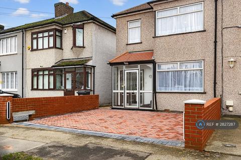 3 bedroom semi-detached house to rent - Castle Avenue, Rainham, RM13