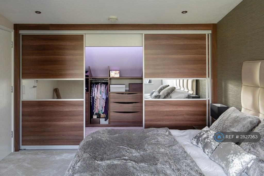 Master Bedroom, Walk-In Wardrobe