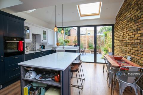 2 bedroom flat to rent, Oglander Road, London, SE15