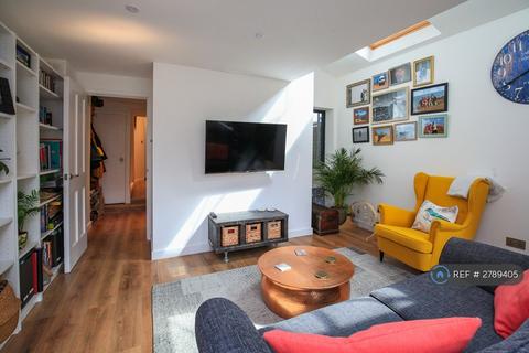 2 bedroom flat to rent, Oglander Road, London, SE15