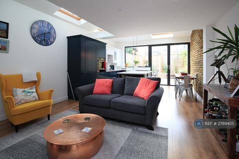2 bedroom flat to rent, Oglander Road, London, SE15
