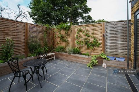 2 bedroom flat to rent, Oglander Road, London, SE15