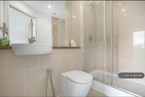 2 bedroom flat to rent, Craig Tower, London, E3