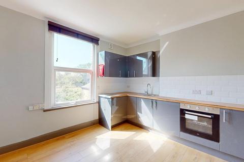Studio to rent, Iverson Road