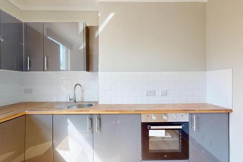 Studio to rent, Iverson Road
