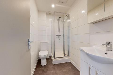 Studio to rent, Iverson Road