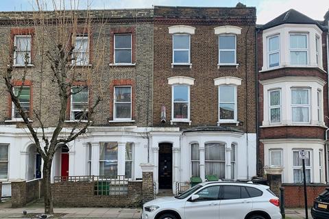 Studio to rent, Iverson Road