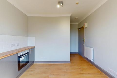 Studio to rent, Iverson Road
