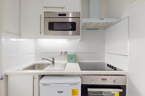 Studio to rent, Blenheim Gardens