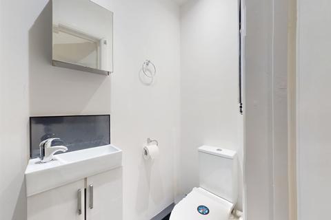 Studio to rent, Blenheim Gardens