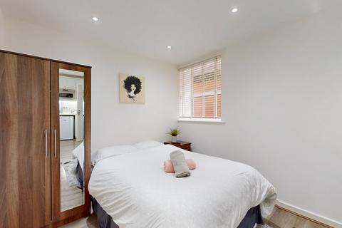 Studio to rent, Blenheim Gardens