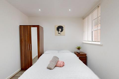 Studio to rent, Blenheim Gardens