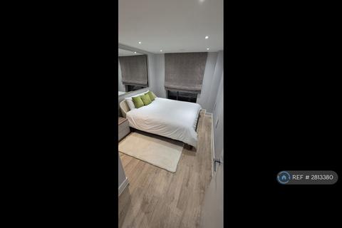 3 bedroom flat to rent, Penrose Gardens, London, NW3