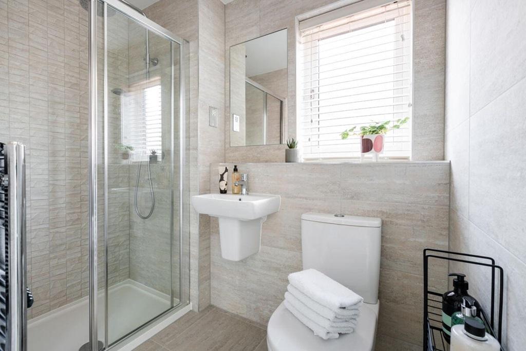 Convenient ensuite away from the family