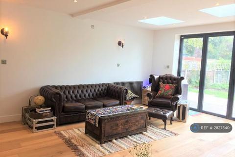 5 bedroom detached house to rent, Merryhills Drive, London, EN2