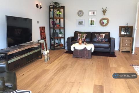5 bedroom detached house to rent, Merryhills Drive, London, EN2