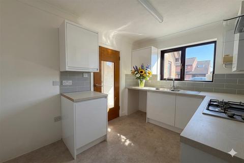 3 bedroom end of terrace house to rent, Bernards Close, BH23