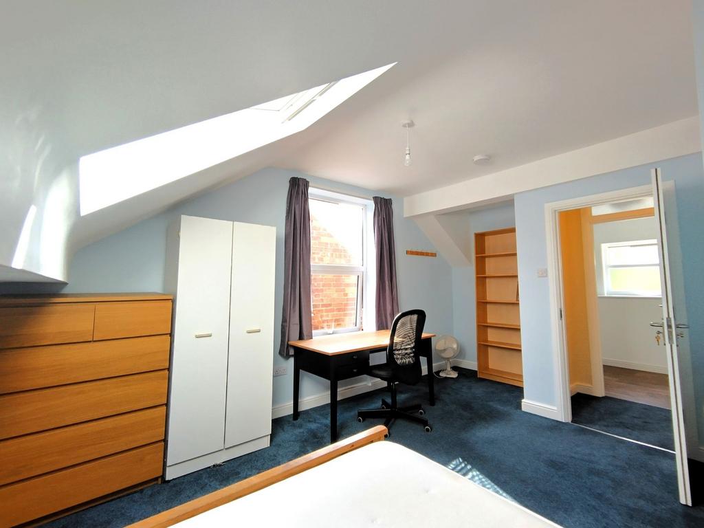 Bright, well-presented double bedroom with a la...