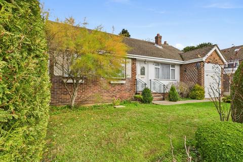 2 bedroom bungalow for sale - Russell Close, Little Chalfont, Buckinghamshire, HP6