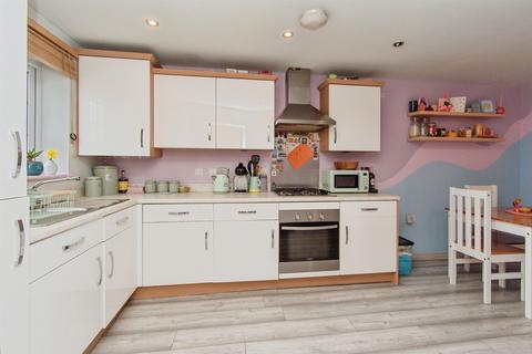 3 bedroom semi-detached house for sale, Blenheim Way, CASTLEFORD
