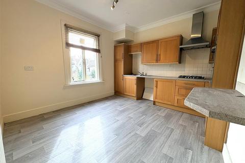 3 bedroom flat to rent, Meteor Road, Westcliff-On-Sea
