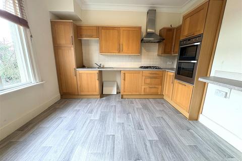 3 bedroom flat to rent, Meteor Road, Westcliff-On-Sea