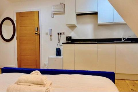 Studio to rent, Golders Green Road
