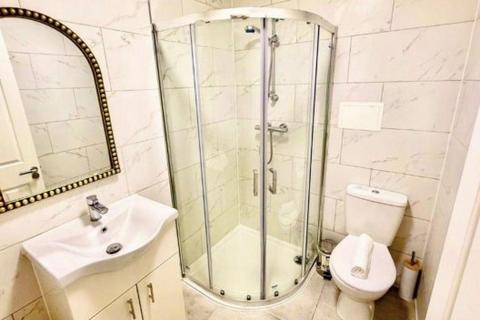 Studio to rent, Golders Green Road