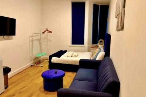 Studio to rent, Golders Green Road