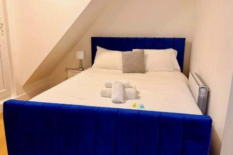 Studio to rent, Golders Green Road