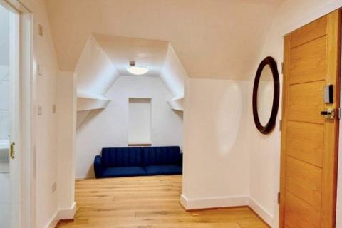 Studio to rent, Golders Green Road