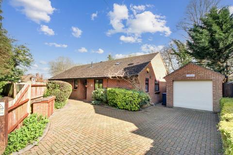 3 bedroom detached bungalow for sale - Park Road, East Grinstead, RH19