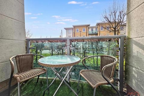 2 bedroom flat to rent, Highbury Drive, Leatherhead KT22