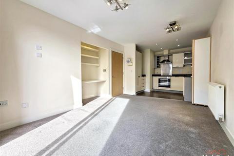 2 bedroom flat to rent, Highbury Drive, Leatherhead KT22