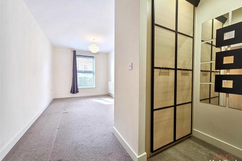 2 bedroom flat to rent, Highbury Drive, Leatherhead KT22