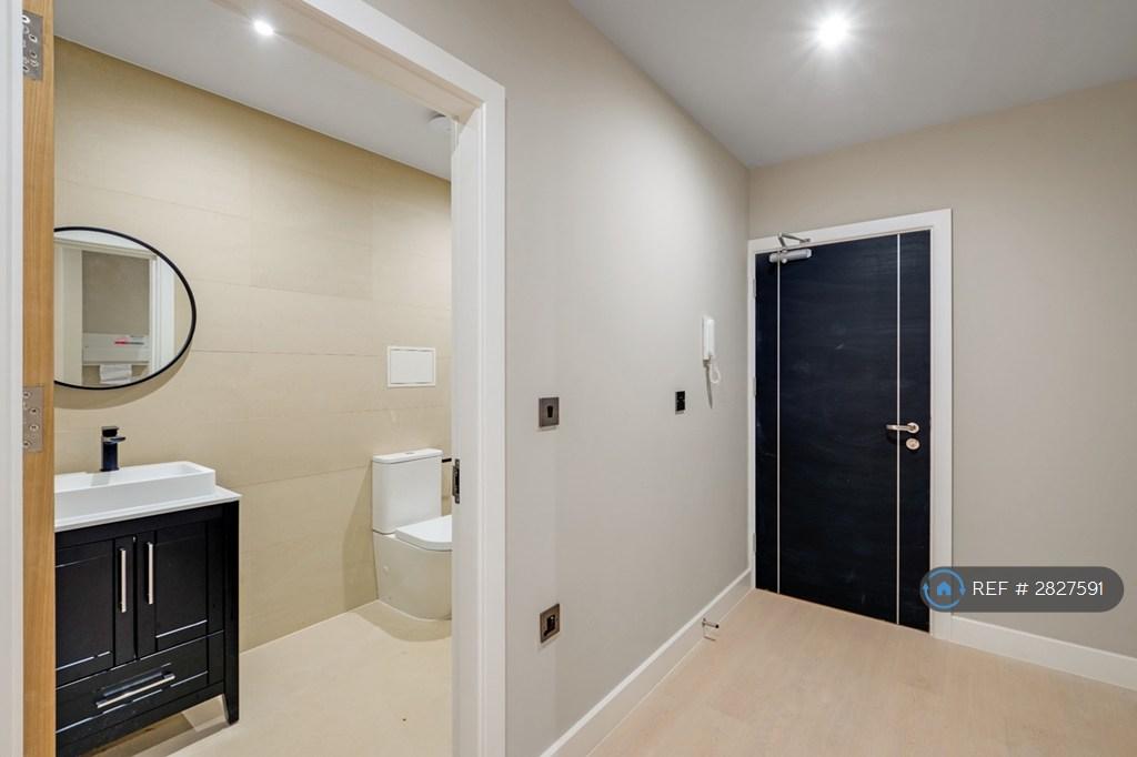 Hallway/ Main Bathroom