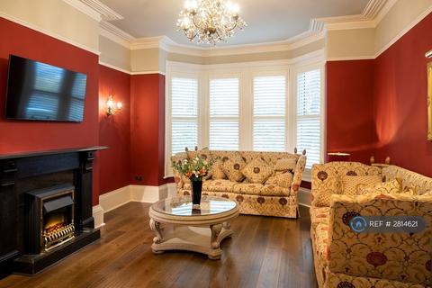 6 bedroom terraced house to rent - Harlow Moor Drive, Harrogate, HG2