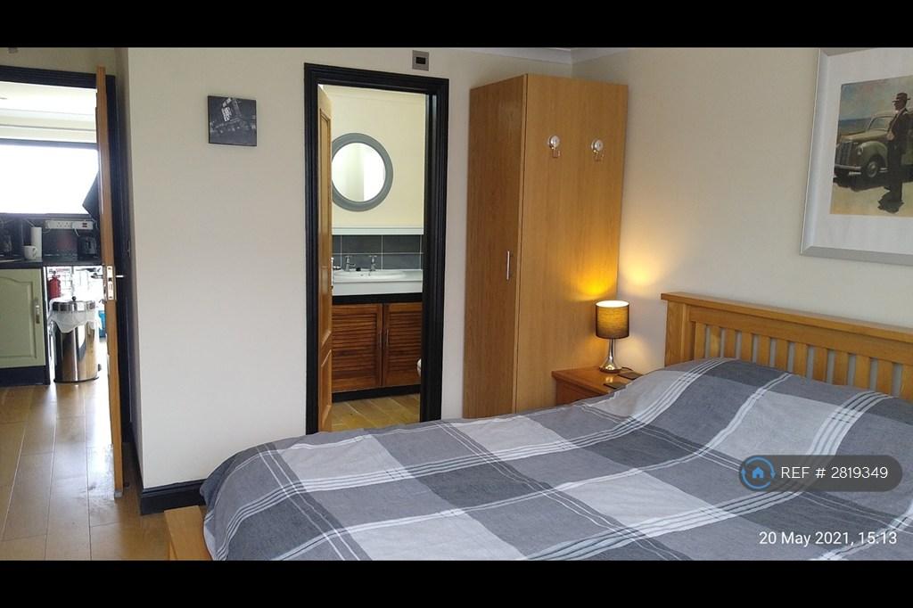 Bedroom With King Size Bed &amp; En-Suite Bathroom