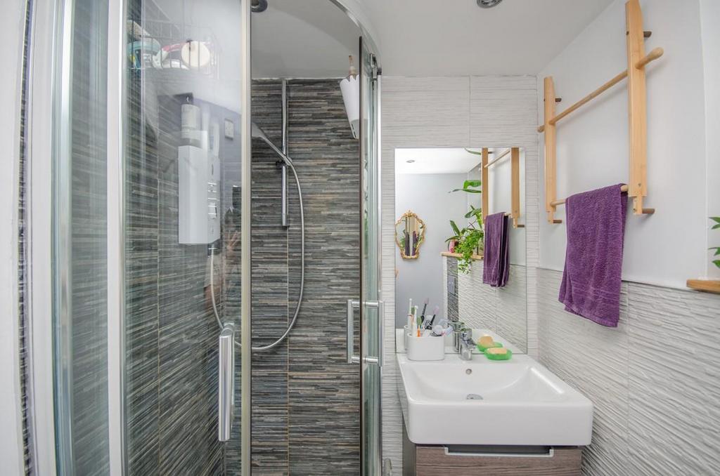 Shower room pic 2.jpg