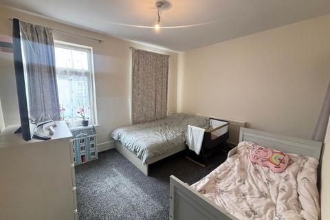 2 bedroom house to rent, Green Lane, Ilford,
