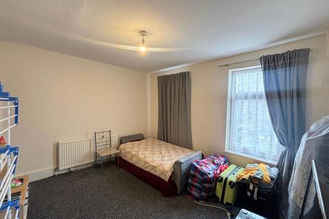 2 bedroom house to rent, Green Lane, Ilford,