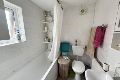2 bedroom house to rent, Green Lane, Ilford,