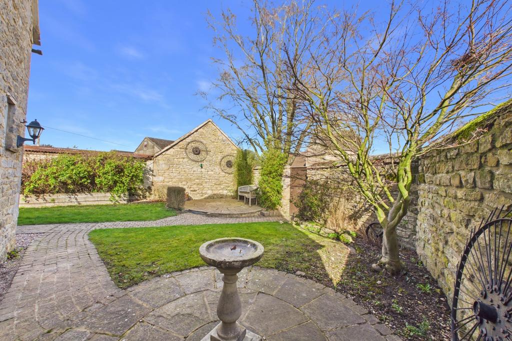 Garden to the rear