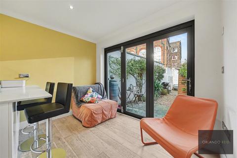 2 bedroom end of terrace house to rent, Burgoyne Road, London